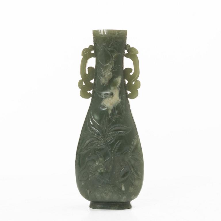 Vas, grön sten, möjligen bowenit, Kina, 1900-tal.