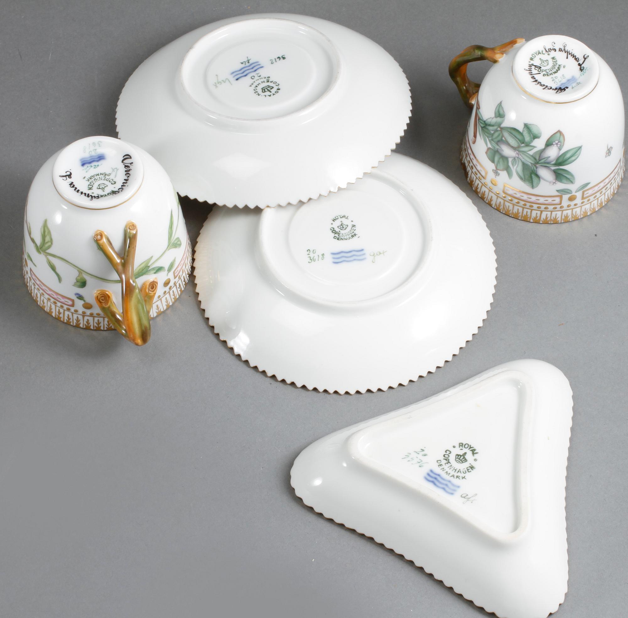 MOCCAKOPPAR, ett par samt UNDERFAT, porslin, "Flora Danica", Royal Copenhagen, 1900-talets andra hälft.