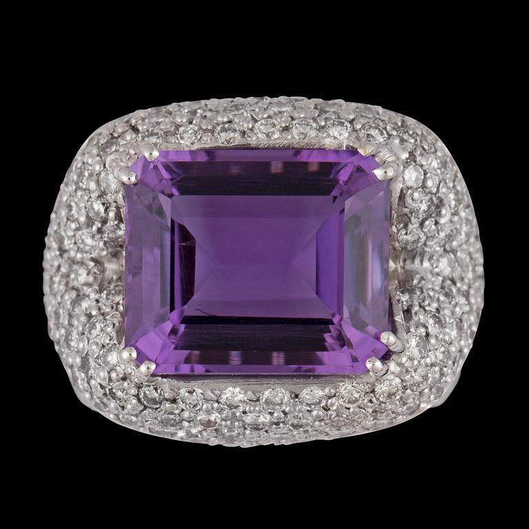 RING, trappslipad ametist och briljantslipade diamanter, tot. 2.21 ct.