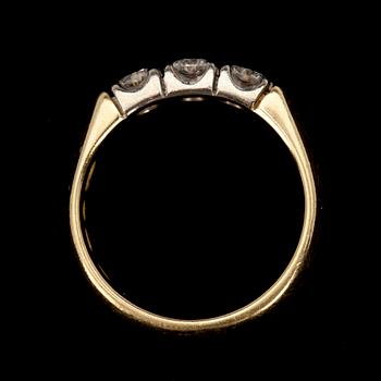 RING, guld 18K, 3 st briljantslipade diamanter tot. ca 0,60 ct. Otydliga finska stämplar, 2000-tal. Vikt 5,1 g.