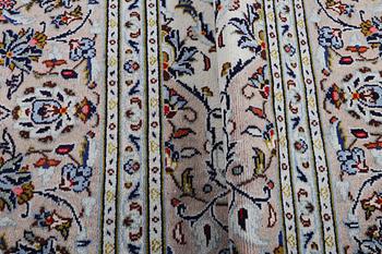A carpet, Kashan, ca 293 x 191 cm.
