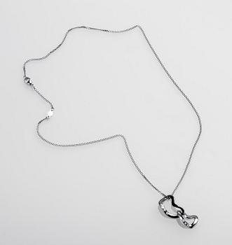 HÄNGE SAMT KEDJA, "Interlocking hearts", Regitze Overgaard för Georg Jensen, 18 k vitguld med diamanter. Vikt ca 7,5 g.