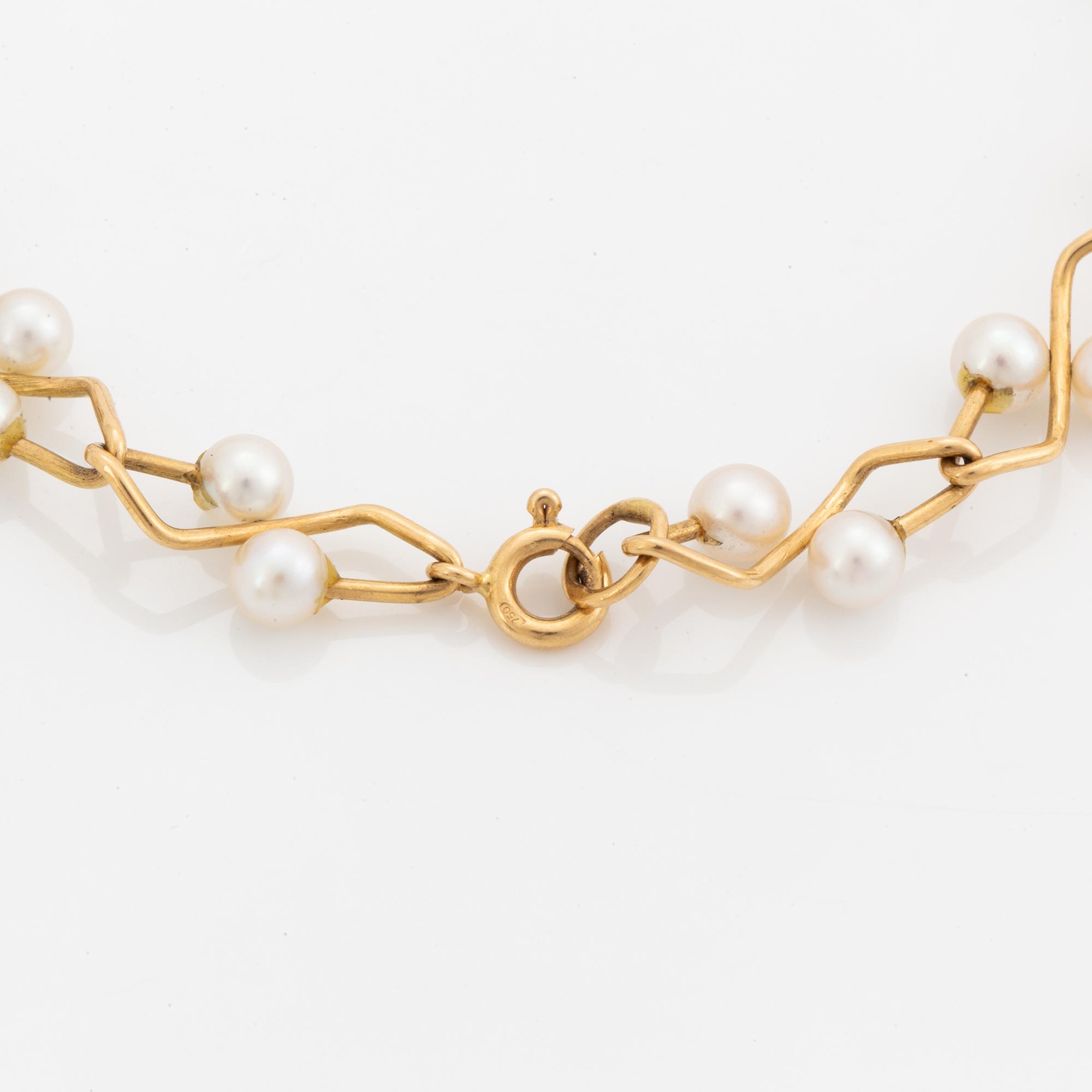 Armband, 18K guld med pärlor.