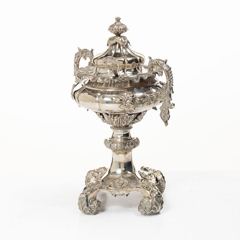 Gustaf Möllenborg, Strösockerskål, silver, Stockholm 1848-1849 samt strösockersked Johan Carlsson, Nyköping 1852.