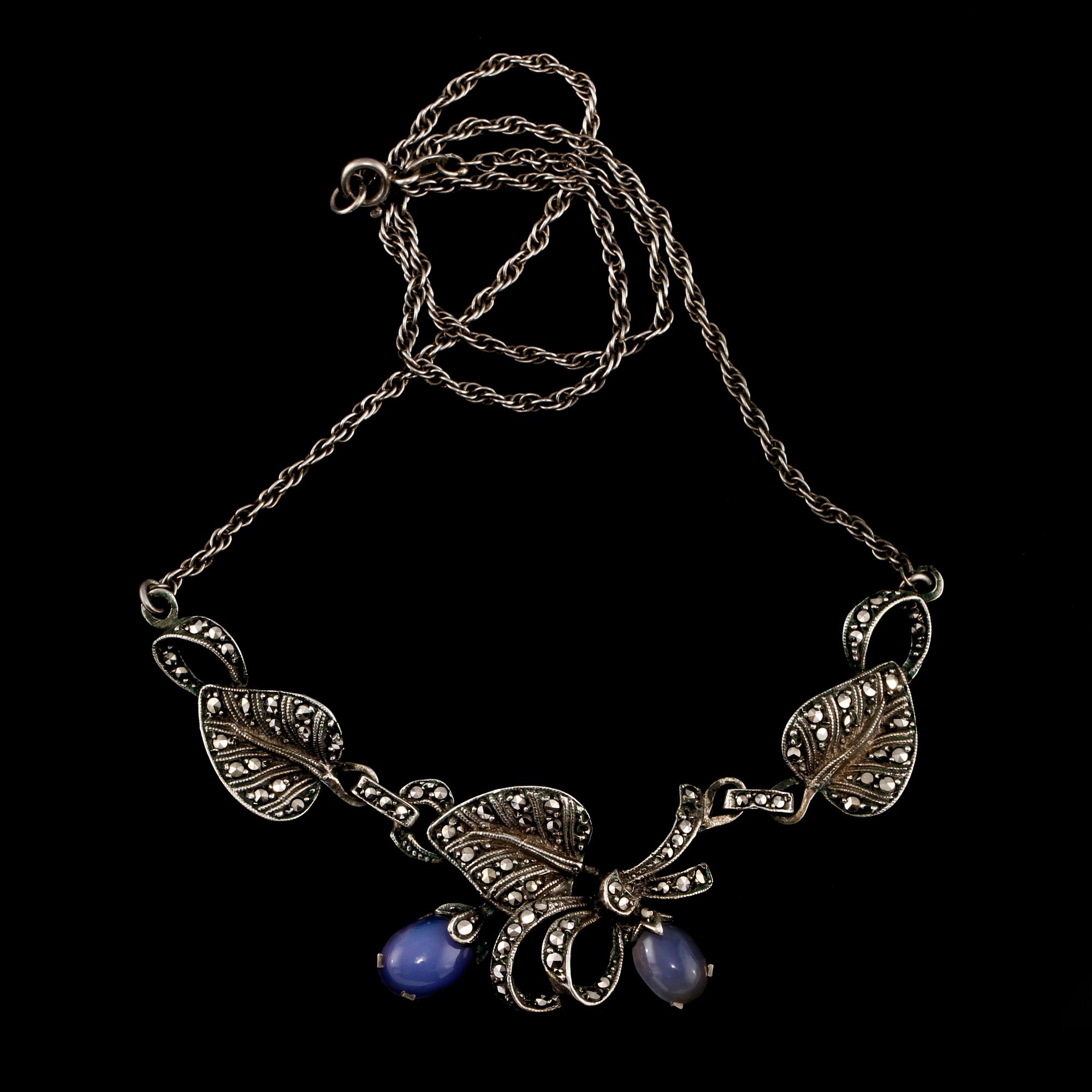 COLLIER, silver med cabochonslipade månstenar och markasiter, Finn Jensen, Norge. Vikt 12 g.