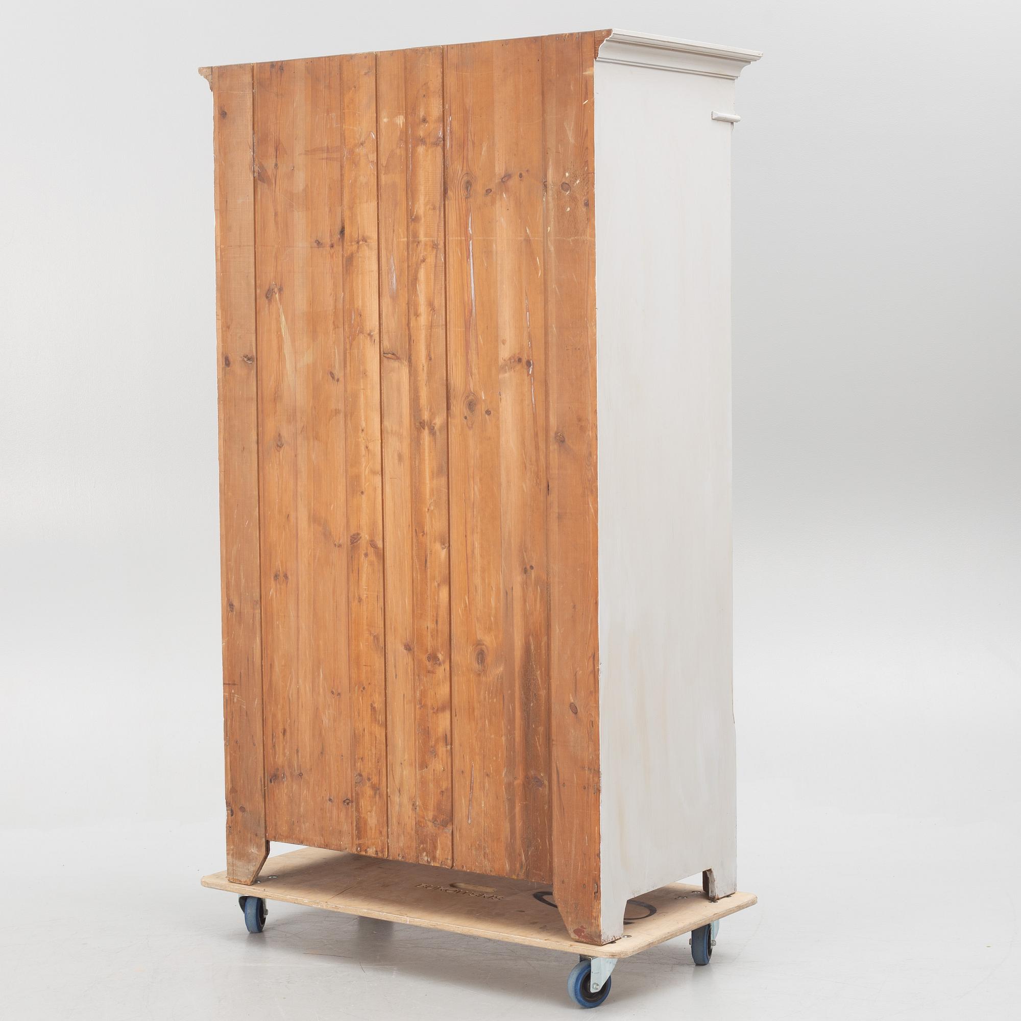 A cabinet, from around the year 1900.