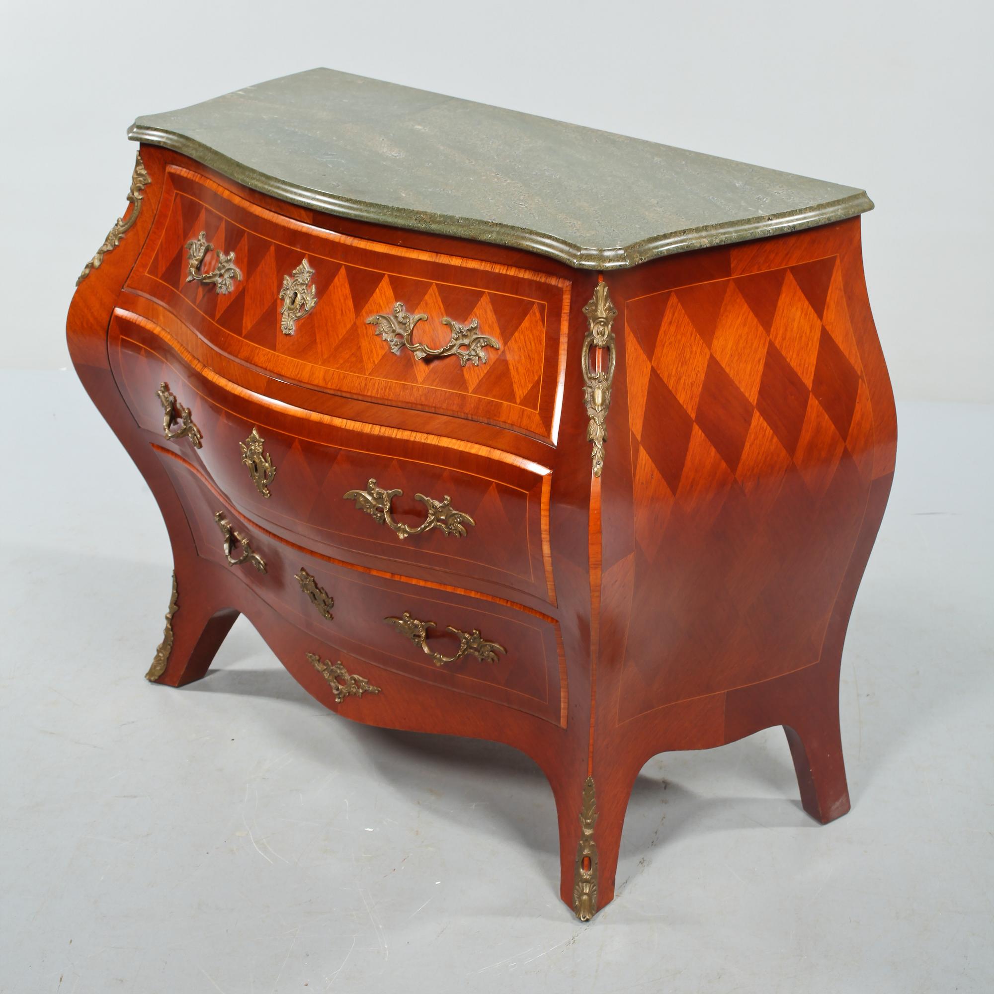 BYRÅ, rokokostil, omkring 1900-talets mitt.