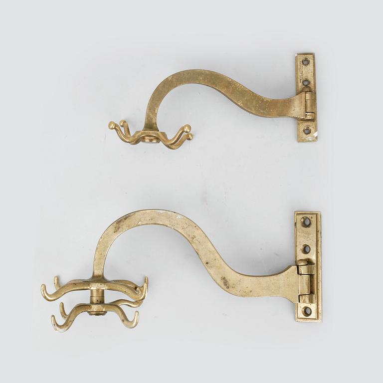 KLÄDHÄNGARE, två st, mässing, N.P Lindebergs, Sundsvall, samt Johan Svengren, Eskilstuna, omkring 1900.