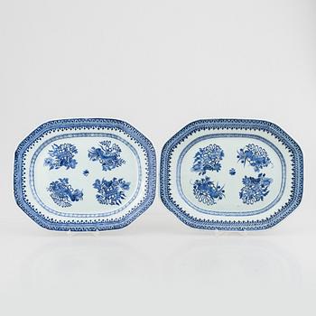 A pair of blue and white serving dishes, China, Qing dynasty, end of the 18th century.