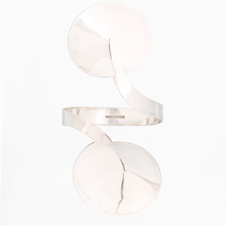 PAULA HÄIVÄOJA, ARMSMYCKE, silver. Helsingfors 1967.