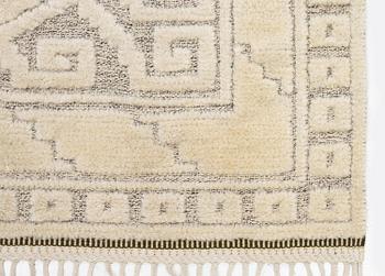 Märta Måås-Fjetterström, matta, "Vita spetsporten", reliefflossa, ca 270 x 164 cm, signerad AB MMF A.C.E. C 1962.