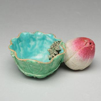 A lotusbud water dropper and basin, Qing dynasty, 19th Century.