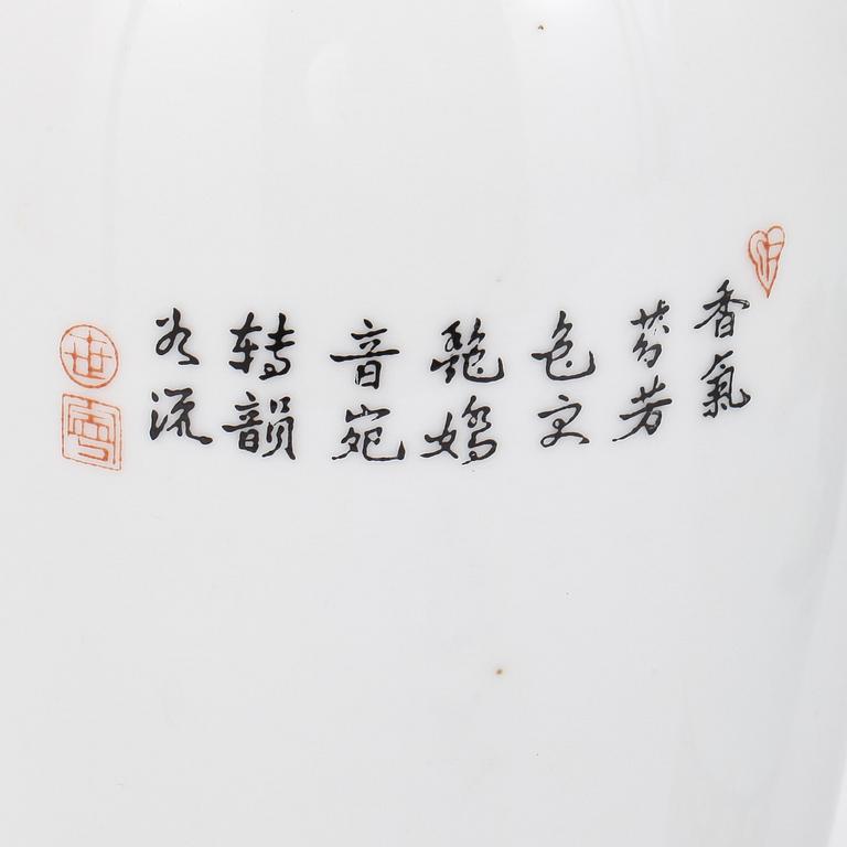 VASER, 2 st, samt SKÅL, porslin, Kina, 1900-tal.