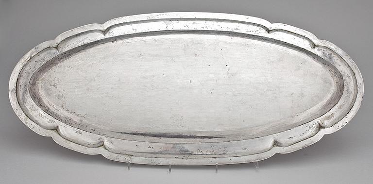 UPPLÄGGNINGSFAT, silver. möjligen Österrike, 1800/1900-tal. Silverhalt 800.  Vikt 1648g.