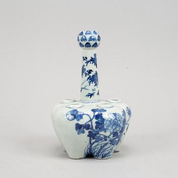 A blue and white porcelain tulip vase, Qing dynasty, Guangxu (1872-1908).