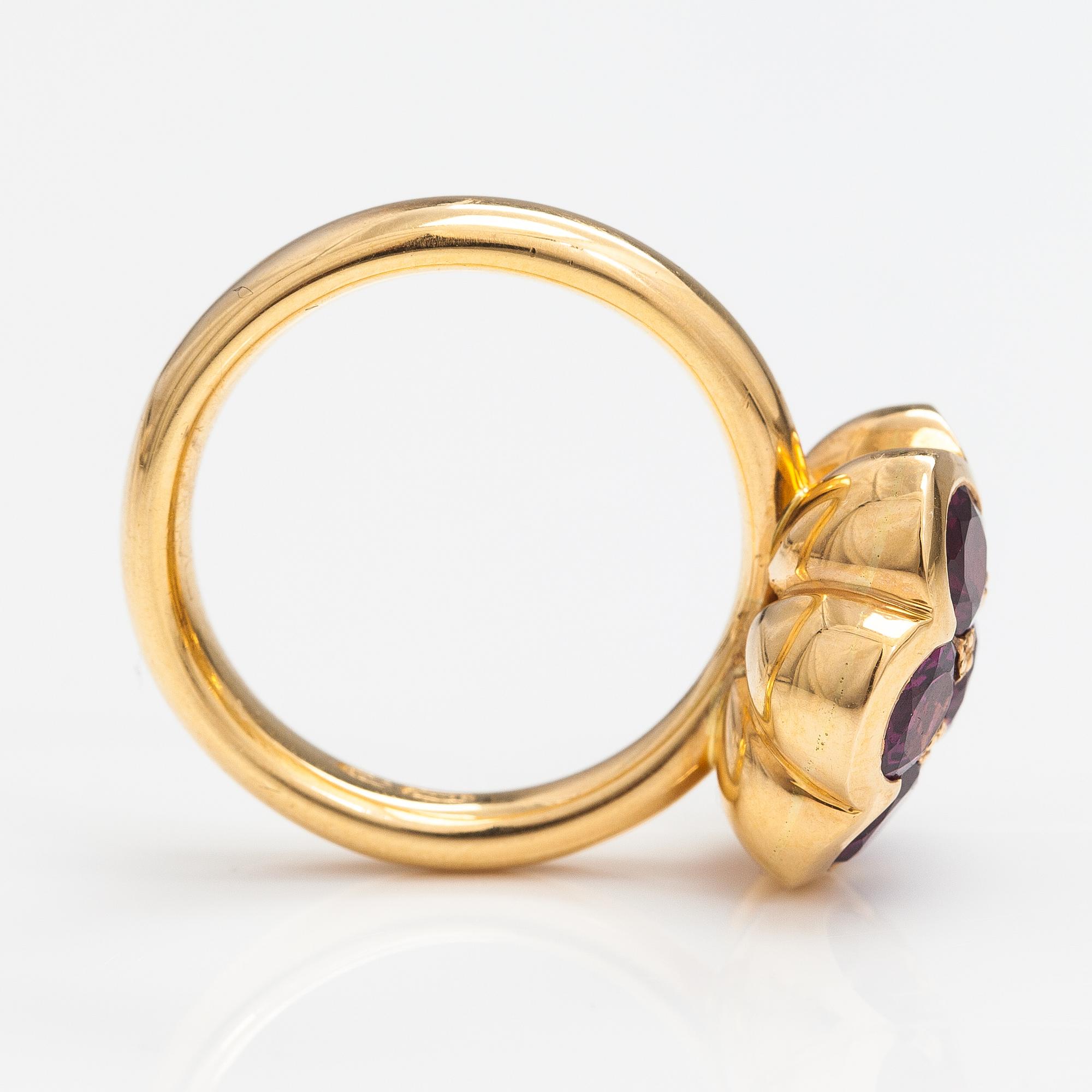 An 18K gold ring "Gingerbread" with rodolite garnets. Ofelia Jewelry, Helsinki.