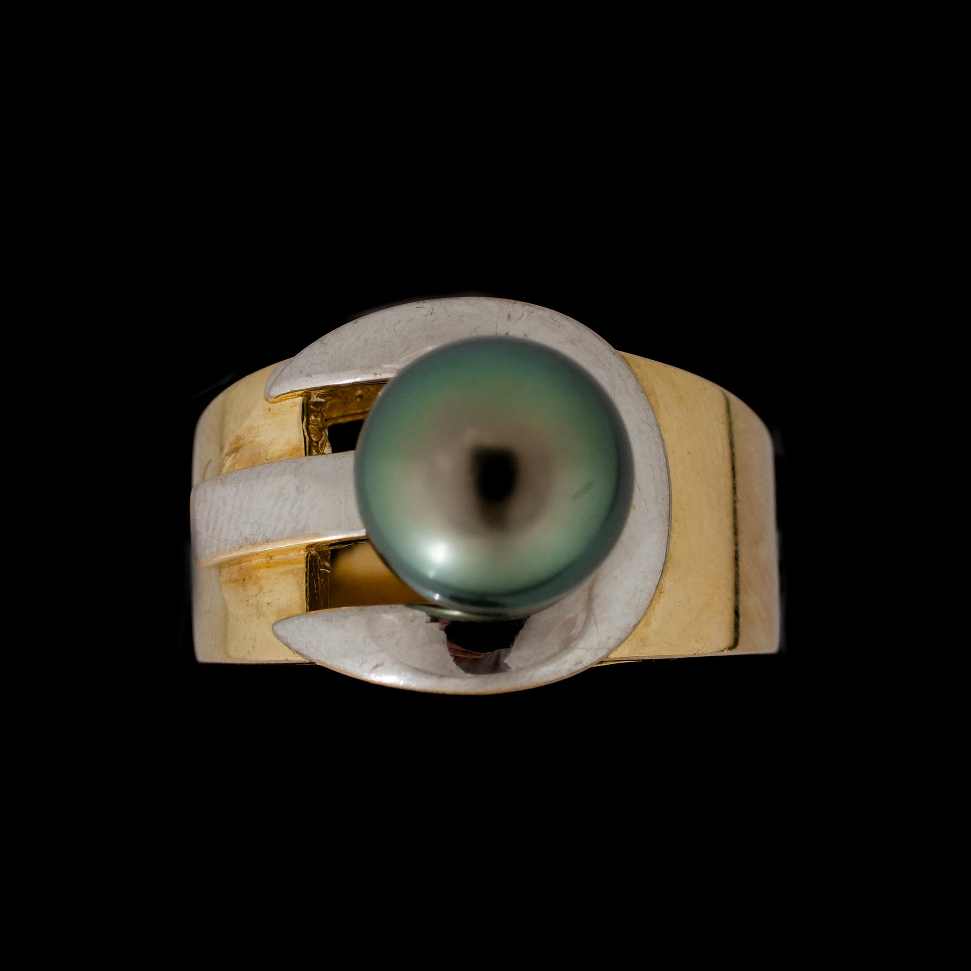 RING, 18 k guld samt vitguld med tahitipärla. Vikt ca 11,5 g.