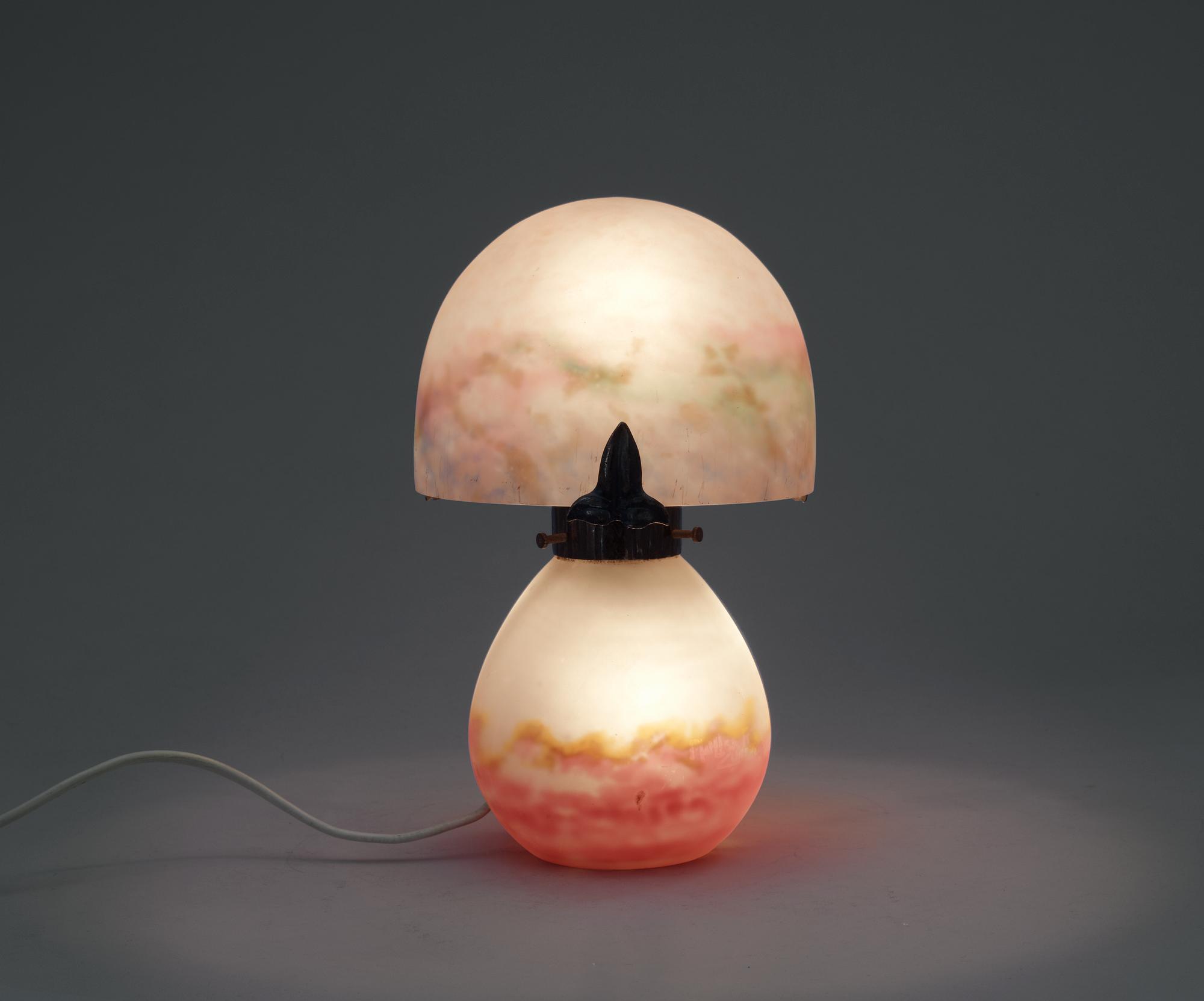 BORDSLAMPA, glas. Müller Frères, Luneville, Frankrike.