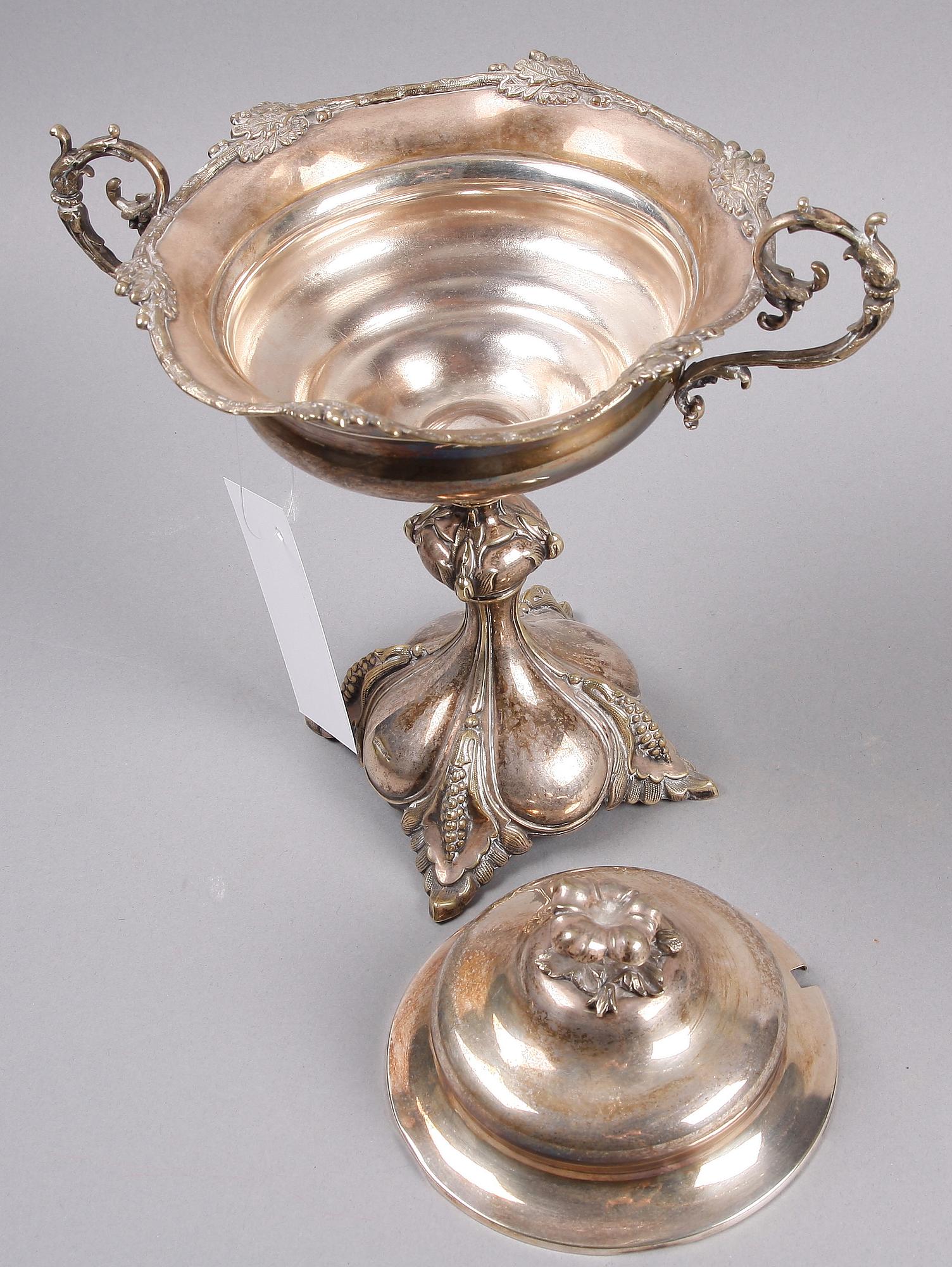 BRÖDKORG SAMT SOCKERSKÅL PÅ FOT, nysilver, nyrokoko, sent 1800-tal.