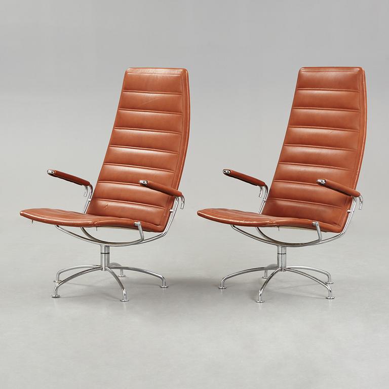 A pair of Jens Amundsen lounge chairs and a side table 'SAS Chair Series', Fritz Hansen, Denmark 1979.