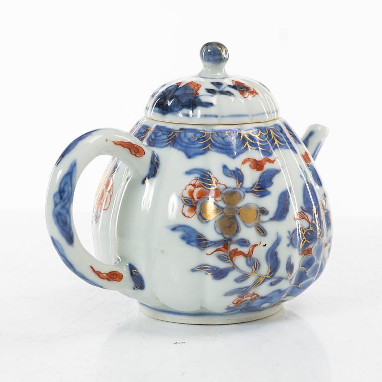 Teapot, porcelain, China, Qing dynasty, Qianlong (1736-96).