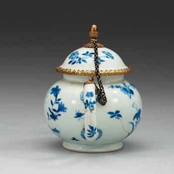 A blue and white teapot with cover. Qing dynasty Kangxi 1662-1722. With Kangxis six characters mark.