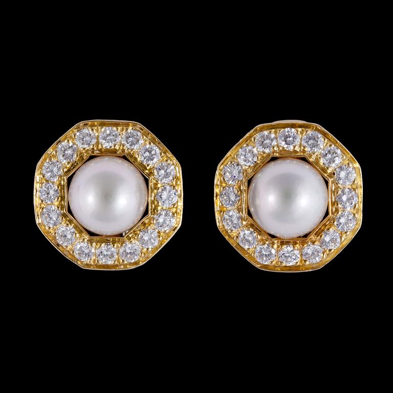 A pair of brilliant cut diamond and cultured pearl earrings, tot. app. 1 ct.