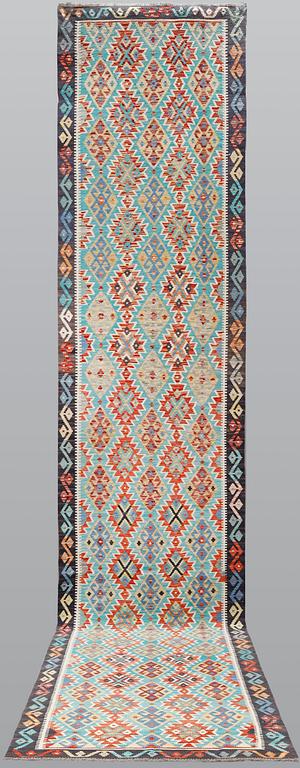 A runner killim, ca 496 x 98 cm.