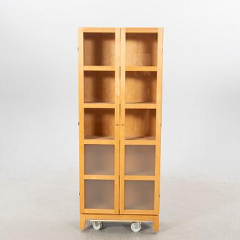 Vitrinskåp, Marit Stigsdotter ”Allegro”, Stolab 2004.