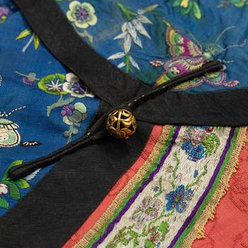 An embroidered Chinese silk robe, late Qing dynasty.
