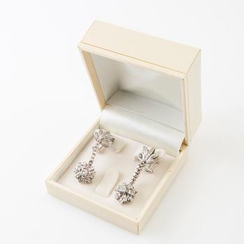 Earrings, a pair of 8K white gold with round brilliant-cut and single-cut diamonds.