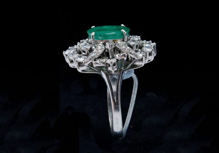 RING, 8/8 och 16/16 slipade diamanter ca 1.50 ct. Smaragd ca 2.69 ct. Vikt 10 g. Gemmologintyg.