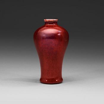 233. A 'sang de boef' glazed Meiping vase, Qing dynasty, 1700-tal.