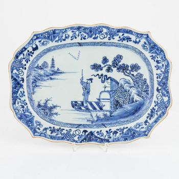 A blue and white Chinese porcelain charger, Qing Dynasty, Qianlong (1736-95).