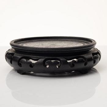 A pair of Japanese blue and white dragon jars, Meiji period (1868-1912).