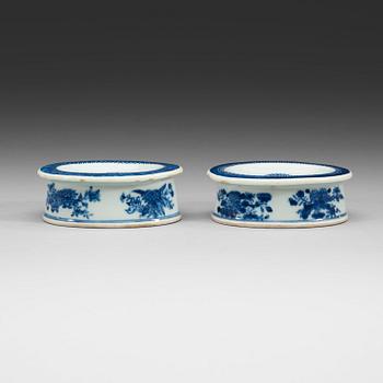 A pair of blue and white salts, Qing dynasty, Jiaqing (1796-1820).