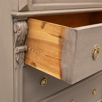 A late 18th or early 20th century chest of drawers.