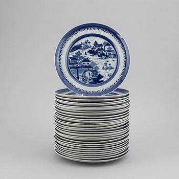 A group of 30 blue and white plates, Qing dynasty, 19th century.