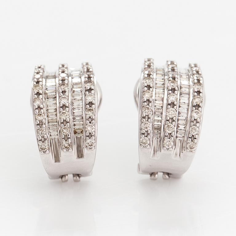 A pair of 14K white gold earrings with diamonds ca. 0.98 ct in total.