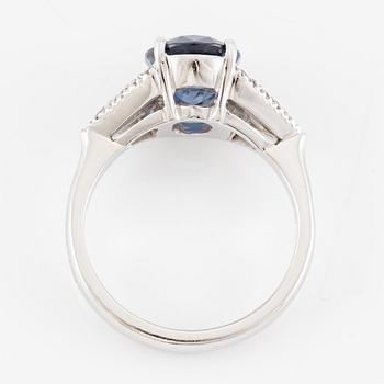 Damiani ring platina med en fasettslipad safir samt triangulära- och runda briljantslipade diamanter.