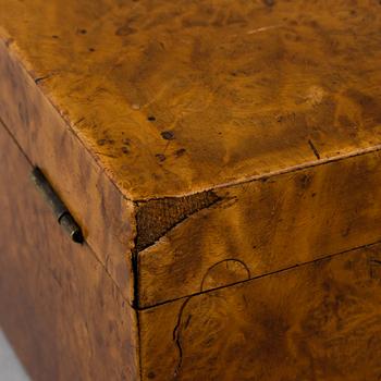 An alder veneered box by Carl Hollst, (master in Eskilstuna 1787-1830).