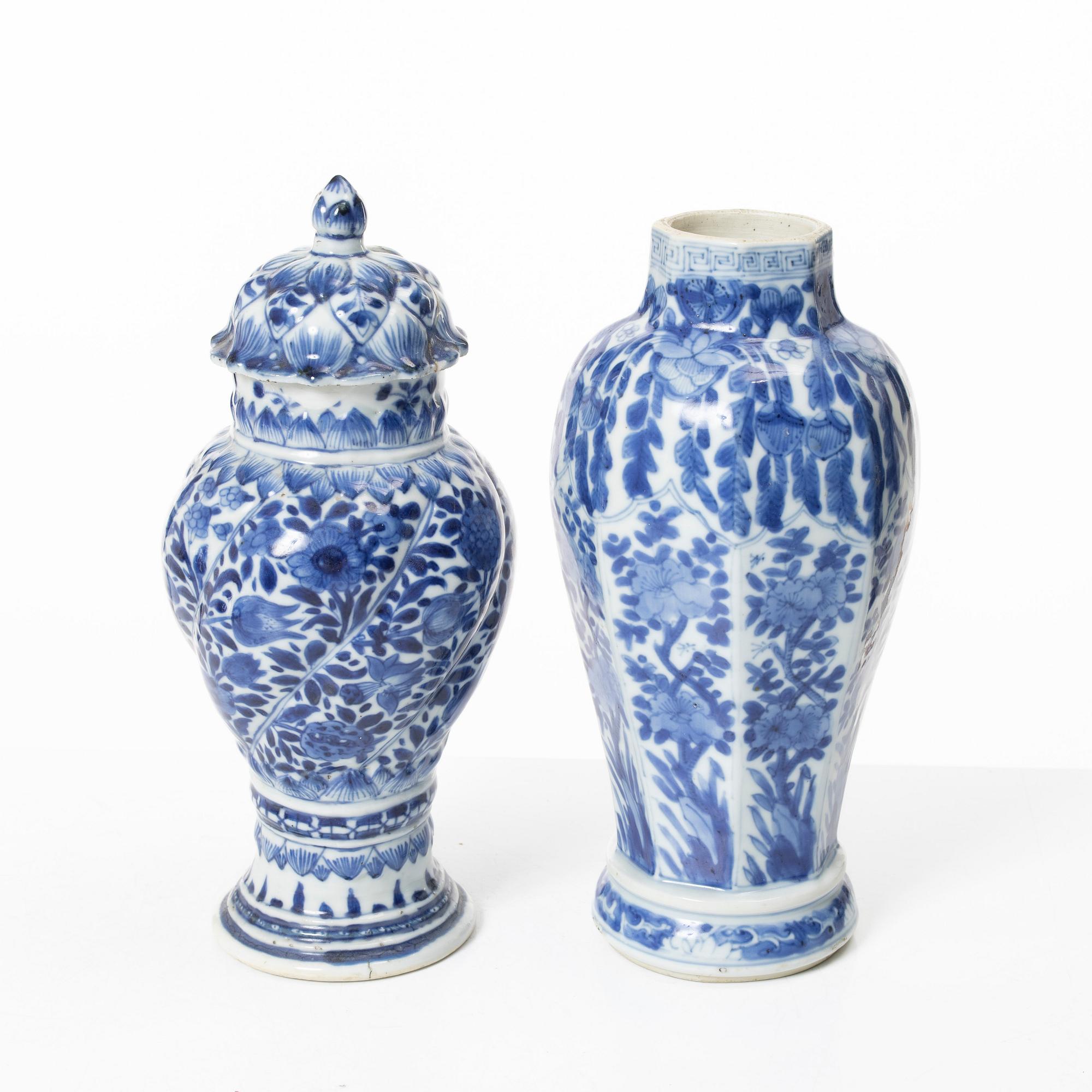 Two Chinese blue and white porcelain urns, Qing dynasty, Kangxi (1662-1722).