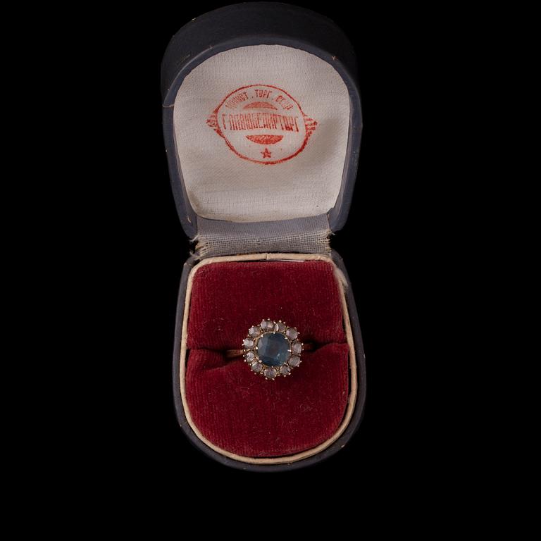 RING, 14K guld (56) safir samt diamanter, S:t Petersburg sekelskiftet 1800/1900, sovjetiska kontrollstämplar.Vikt 2,9 g.