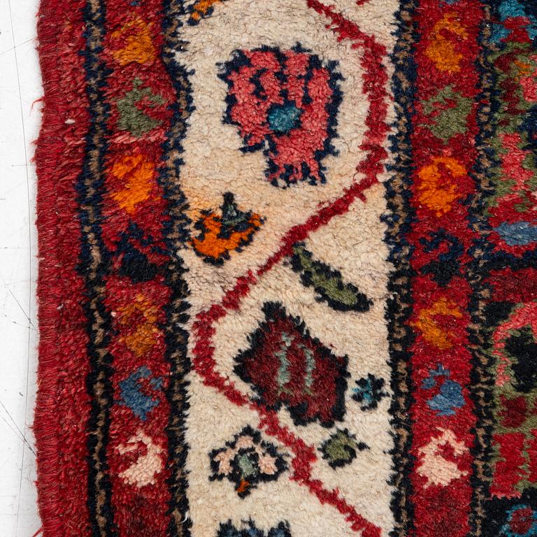 A semi-antique Hamadan runners carpet, 290 x 100 cm.