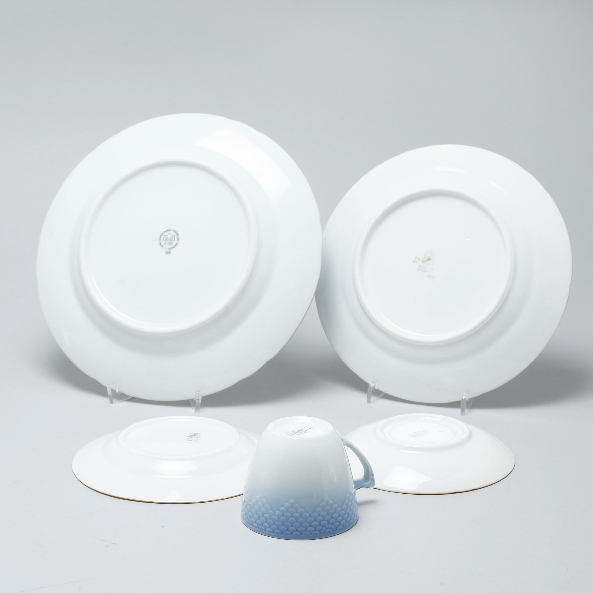 80 pieces of porcelain tableware from Bing & Gröndahl, model "Måsen", second half of the 20th century.