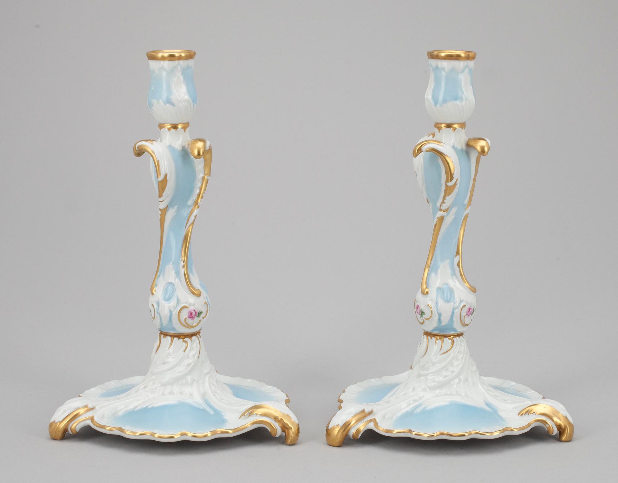 LJUSSTAKAR, ett par, porslin, Porcelainmanufactory Fürstenberg, Tyskland 1900-talets början.