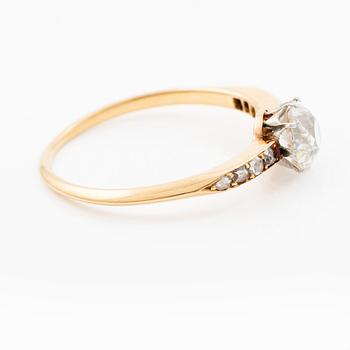Ring in 18K gold and platinum with an old-cut diamond.
