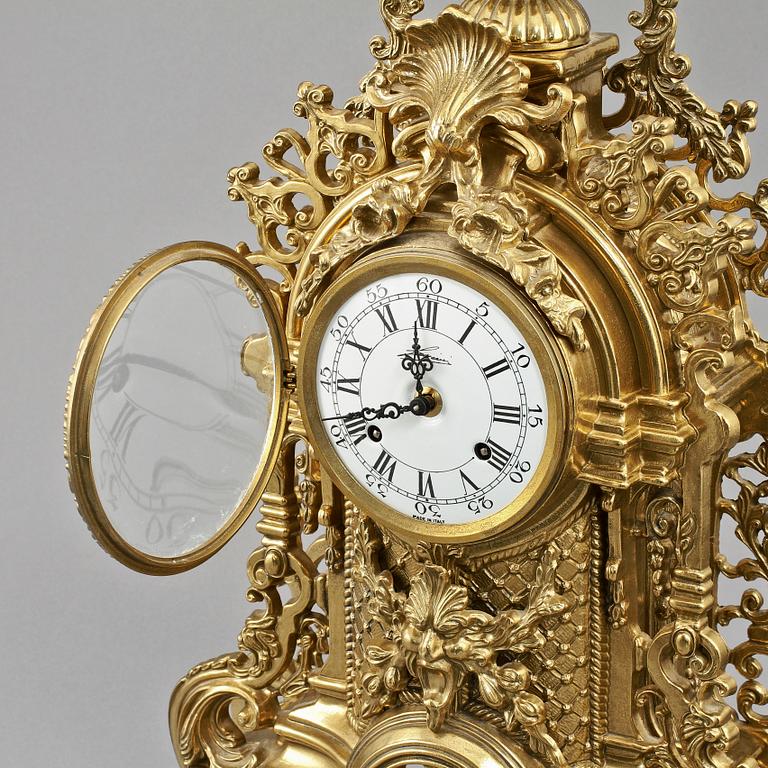 GARNITYR, 3 delar, gulmetall, Louis XVI-stil, 1900/2000-tal.