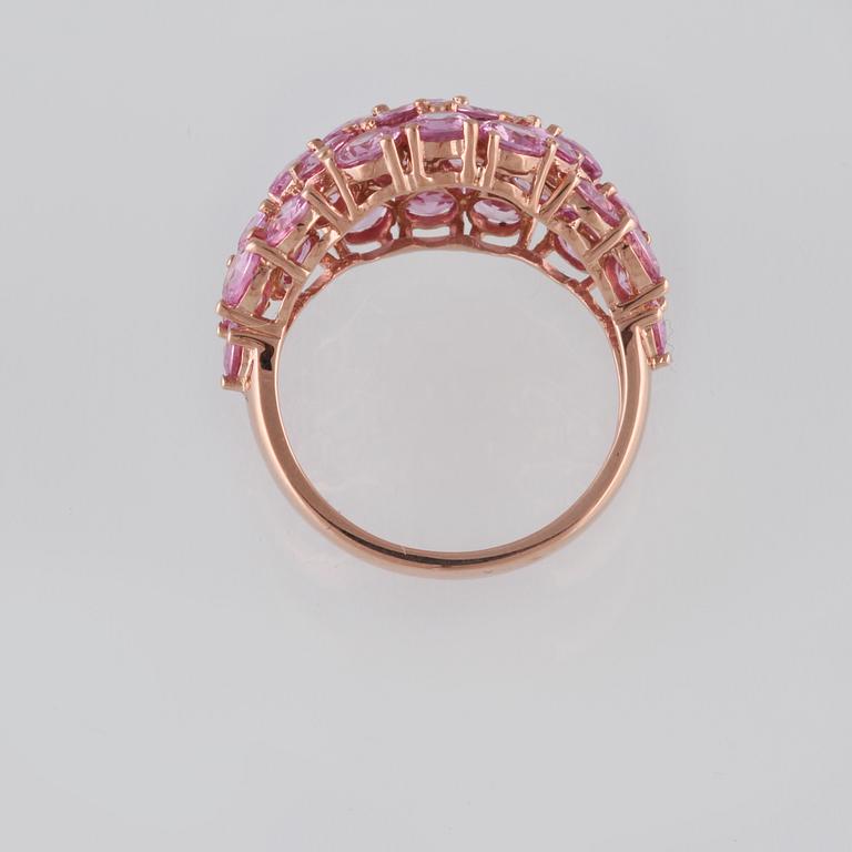 RING, 18K guld med fasettslipade rosa safirer ca 5.57 ct. Vikt 5,2 gram.