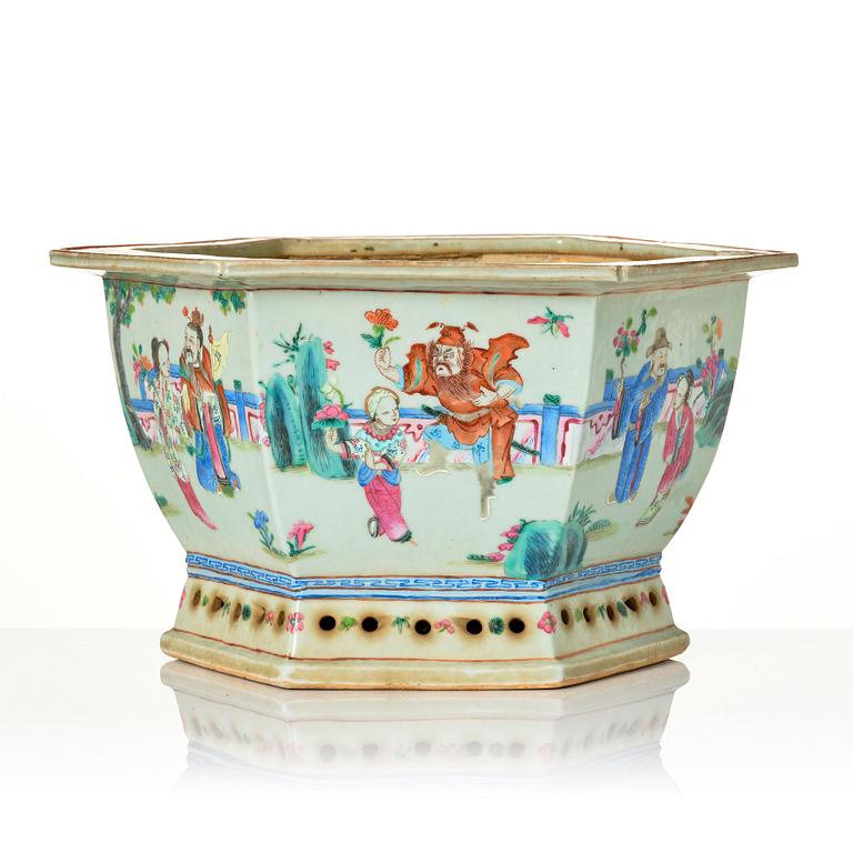 A large famille rose flower pot, Qing dynasty, 19th Century.